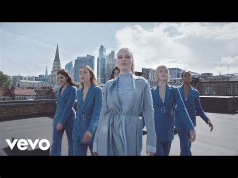 Feier dich durch den tag mit allen hits, die auf keiner party fehlen dürfen. Freya Ridings - Castles | Music Video, Song Lyrics and Karaoke