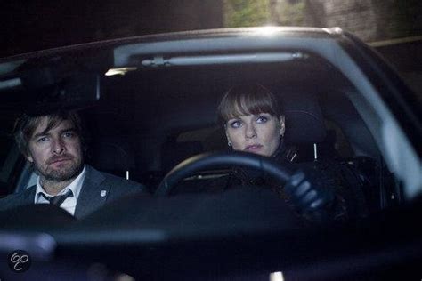 'de overloper' speelt zich af in een wereld waar niets is wat het lijkt en waar overleven uiteindelijk het belangrijkste wordt. bol.com | Flikken Maastricht - De Film: De Overloper (Dvd ...
