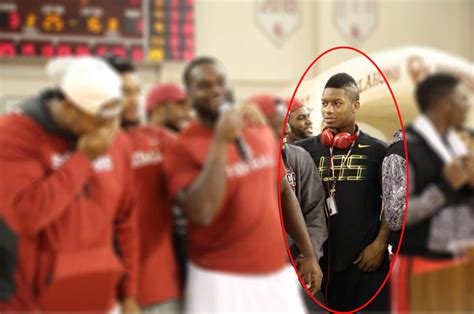 photo suspended oklahoma football player joe mixon spotted with team at pep rally