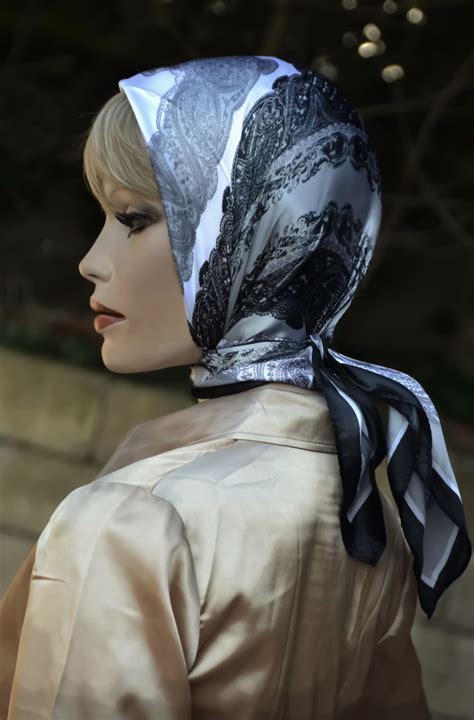 Pin By Дмитрий В On платки Head Scarf Silk Headscarf Fashion