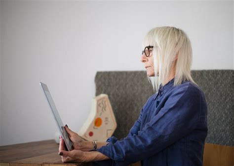 Ouderen En Technologie Hoe Senioren Kunnen Profiteren Van De Digitale