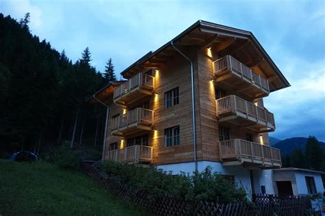 The haus waltraud is a comfortable and well laid out chalet with lots of space for your group, which is rare to find in self catered properties. € 176,85 Das Haus Helene liegt 1400 m über dem ...