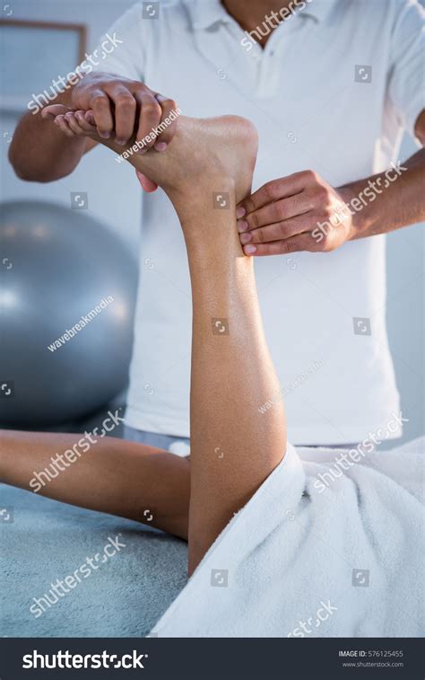 Woman Receiving Foot Massage Physiotherapist Clinic库存照片576125455 Shutterstock