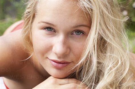 Österreich Mondsee Teenager Mädchen Beim Sonnenbaden Lizenzfreies Stockfoto