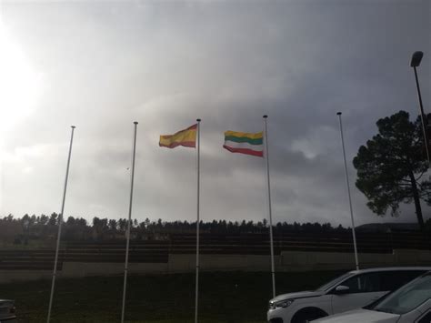 El significado principal de la bandera al revés es una petición de emergencia. La bandera de La Rioja está al revés - La Guindilla ...