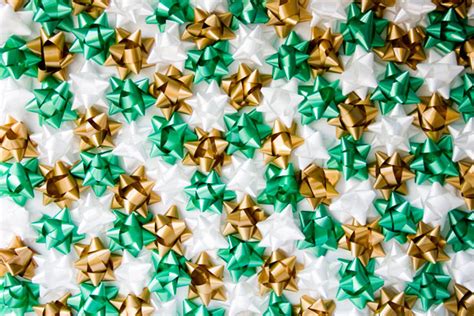 Setting up a little photo booth is turning into a real party tradition, so we wanted to share some ideas with you for fantastic and creative diy backdrops for memorable new year's eve photos that are going to bring back amazing memories every time you look at them! DIY Christmas Gift Bow Backdrop