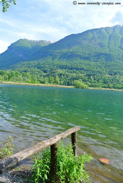 Caption is the text below or beside the picture or image. Evitez la foule aux lacs italiens | Curiosity Escapes