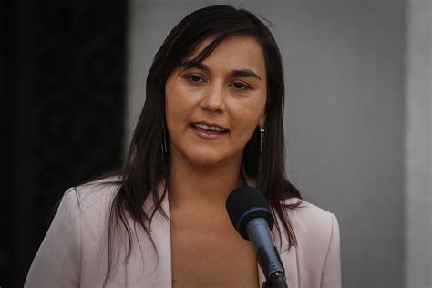 En 2017, se convirtió en la primera mujer en ocupar la presidencia nacional del colegio médico de chile , un. Presidenta del Colmed Izkia Siches anuncia su embarazo | Tele 13