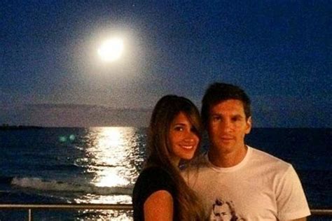 leo messi y su novia antonella disfrutan de la luna llena