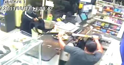 Police Machete Wielding Clerk Foils Robbery At Brentwood Deli Cbs
