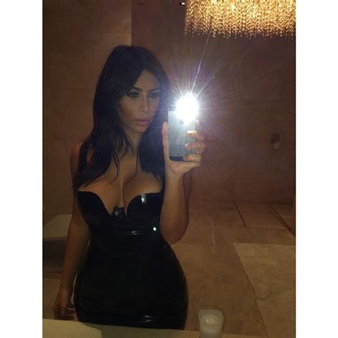 EGO Kim Kardashian faz selfie e mostra decote ousado notícias de