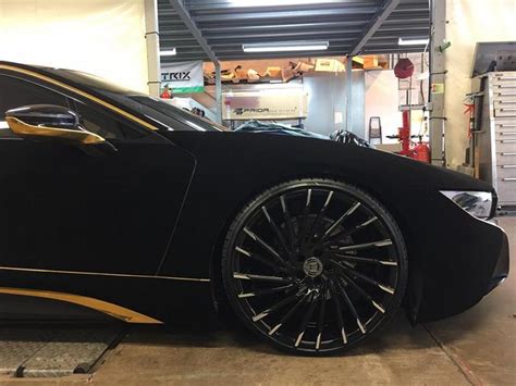 This image shared by the greater manchester police (gmp) shows a bmw i8 in the city of manchester that's been adorned with such distasteful exterior the vast majority of the hybrid sports car's exterior is clad in black velvet, including even the intricate front bumper. Video: BMW i8 von Austin Mahone mit Velvet Folierung in Schwarz