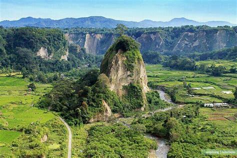Ngarai sianok adalah taman, canyon / gorge (en) lokasi di pusat kota bukik tinggi. Sianok canyon"ngarai sianok. Bukittinggi.sumatera barat ...