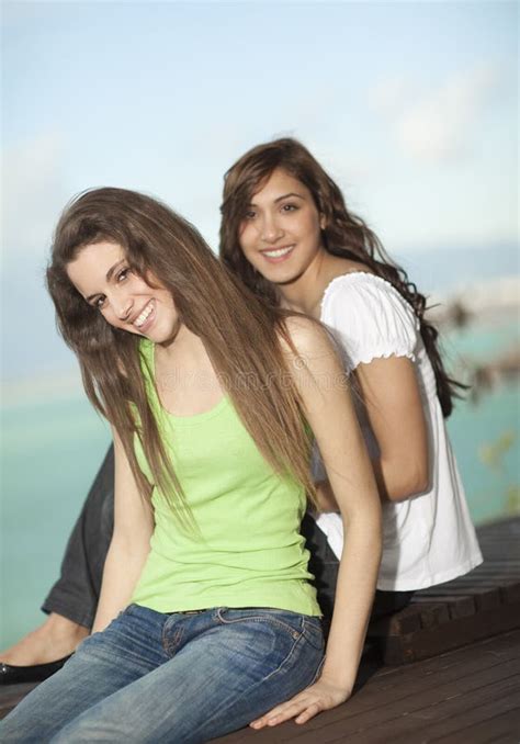 Deux Jeunes Et Belles Filles Aux Rampes Photo Stock Image Du Poils