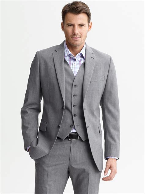 From the fine italian tailoring and classic styles of boglioli and tagliatore to the responsibly sourced and crafted eleventy, our selection of blazers for men ranges from the understated to the extravagant. Lyst - Banana Republic Tailored Grey Plaid Wool Two Button ...