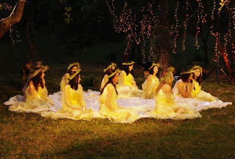 In vechime, oamenii o considerau o floare magica, deoarece infuzia din aceasta planta usura nasterea. Romania Megalitica: Sanzienele sau Dragaica,24 iunie ...