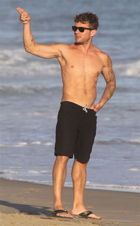 Ryan Phillippe Flexes His Muscles And Flaunts His Rock Hard Abs On The Beach—see The Pics E News