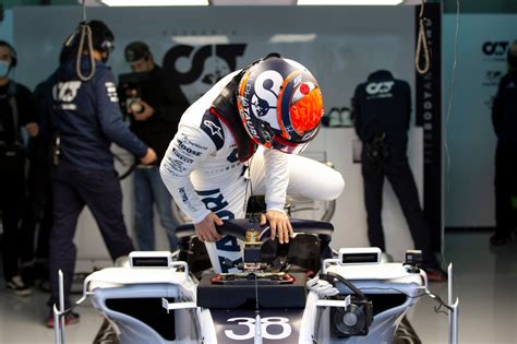 El francés pierre gasly continuará una temporada más con el equipo de fórmula uno alpha tauri que hoy se ha presentado oficialmente, y en el que el japonés yuki tsunoda sustituirá al piloto ruso daniil kvyat. EN IMAGES. F1 : Yuki Tsunoda en piste à Imola avec Alpha Tauri