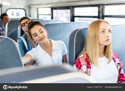 Feliz Adolescente Colegiala Cabalgando Autobús Escolar Con Compañeros
