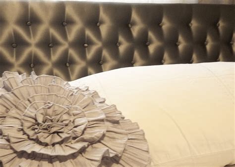 Thread twine onto the needle, adding a covered button to the end and knotting in place. d i y d e s i g n: Simple Tufted Headboard