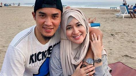Bersama istrinya adelia, pasha ungu menyempatkan diri datang dan mengucapkan selamat kepada mantan istrinya, okie. Kabar Duka Dari Okie Agustina, Mantan Istri Pasha Ungu ...