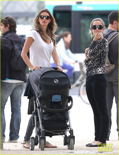 Photo Gisele Bundchen Visits The Louvre With Vivian After Yoga Day 01