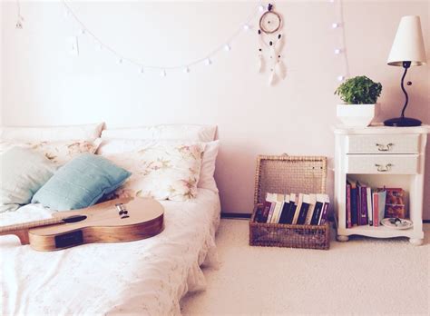 Thrifting and boho really go hand in hand, so if you're a vintage lover looking to dip your toes into the bohemian style jacuzzi, your bedroom is the perfect vintage throws, blankets, bedspreads and even larger pieces of fabric are all great tools for bringing some additional texture and warmth to your boho. Boho bedroom | Boho bedroom, Home, Throw pillows