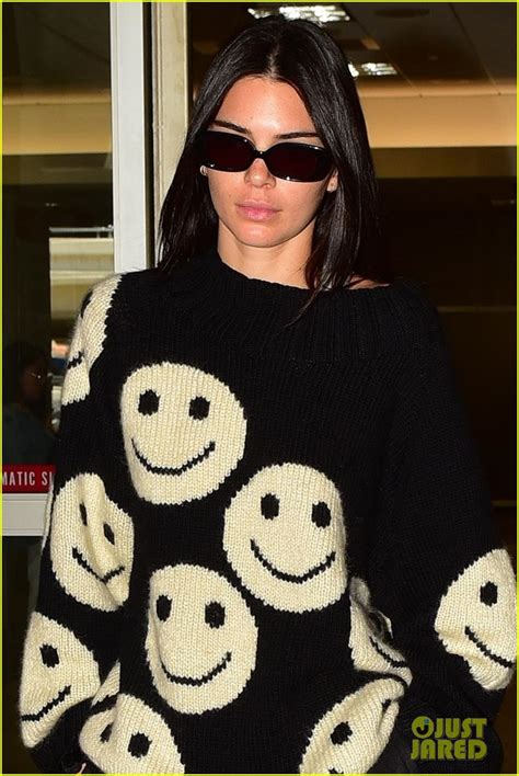 Full Sized Photo Of Kendall Jenner Sports Smiley Face Sweater For Flight Into Lax 04 Photo