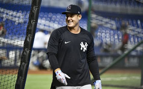Yankees Anthony Rizzo Destroys Home Run In First Game Since Trade