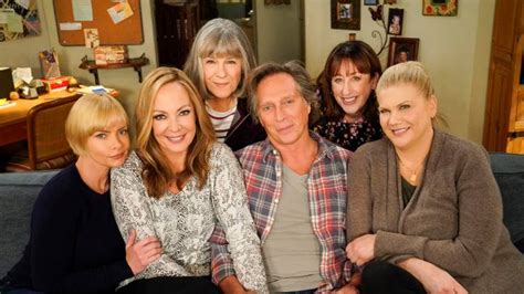 The Mom Cast Reflects On Their Favorite Moments Ahead Of Series Finale Mom Cast Mom Tv Show