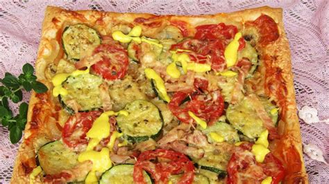 Przepis Pizza z cukinią i pomidorem na cieście francuskim przepis Gotujmy pl