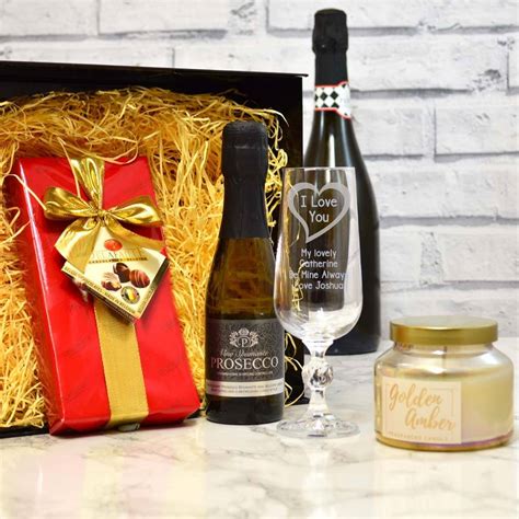 At oye happy, we don't just make gifts based on his nature, but also based on the occasion. Personalised Valentine Hamper By Gifts Online4 U ...