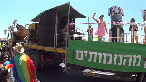 עונות השנה אביב , חורף , סתיו , קיץ. מצעד הגאווה תל אביב, ישראל 2015 - משאית המצעד החשובה של ...