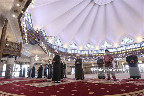 Niat sholat diatas adalah niat sholat ketika melakukan sholat sendirian. Suasana Solat Jumaat di Masjid Negara dan Masjid Shah Alam