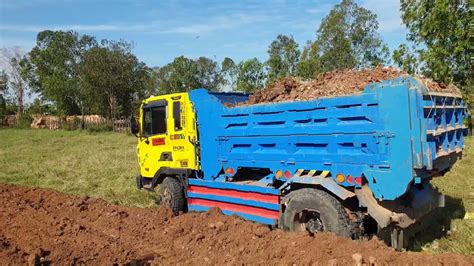 truk jungkit dump truck bulldozer loading