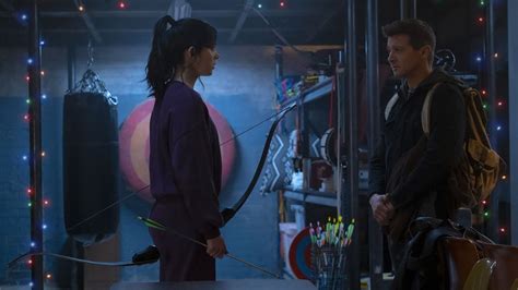 hawkeye review jeremy renner and hailee steinfeld are superb in marvel s street level superhero