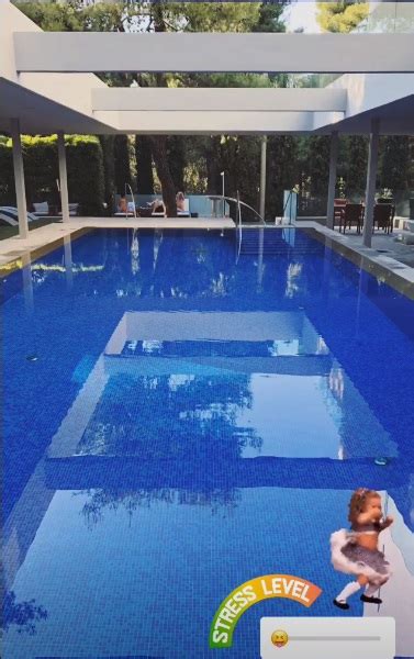 Αυτό το βίντεο είναι αφιερωμένο στη θεά μας, αθηνά οικονομάκου!! Αθηνά Οικονομάκου: Με τον μικρό Μάξιμο σε πισίνα γνωστού ...