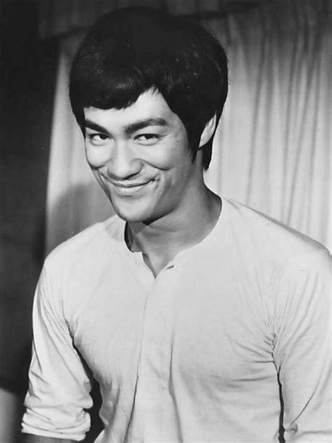 Espn's exceptional documentary, be water, shows how much bruce lee struggled as an asian american in hollywood and the many opportunities he lost due to racism. Faleceu o actor e lutador de Kung Fu, Bruce Lee - 1973-07-20