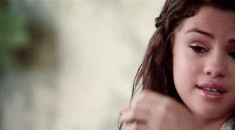 Selena Gomez Crying GIF Selena Gomez Crying Tears Descobrir E