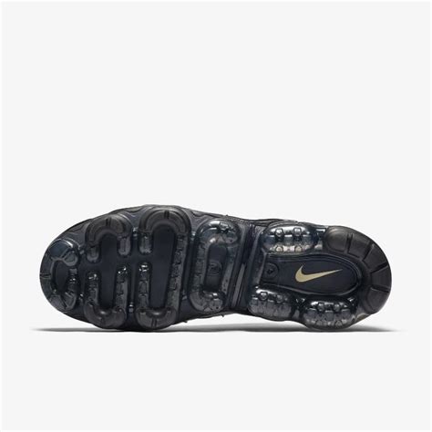 A lesson in unique sneaker styling, the air vapormax plus black gold footlocker exclusive is the perfect embodiment of everything that makes both sneakers so legendary. Nike Air Vapormax Plus Black/Gold - Grailify