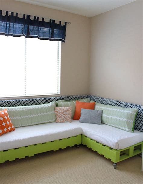Cuscino spalliera per divano sofa in euro pallets idrorepellente colore a righe bianco e arancio. 8 idee per creare un divano low cost - Architettura e ...