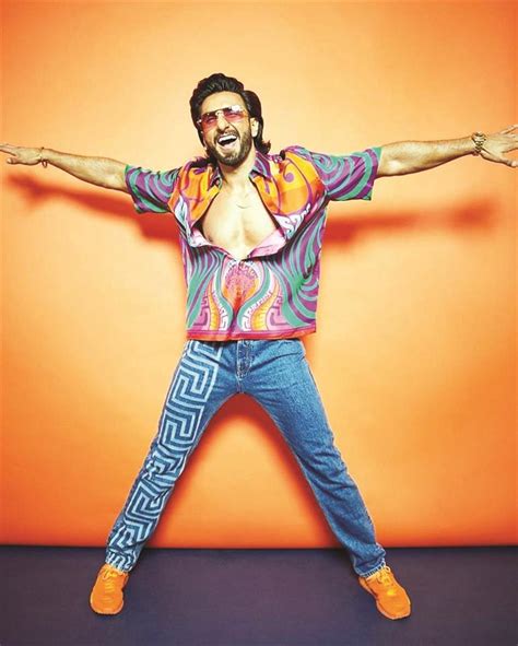 Ranveer Singh Flaunts His Undergarments At An Award Function