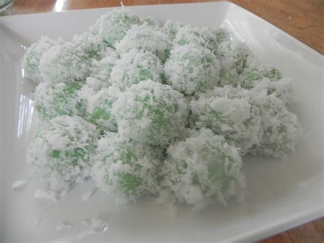 Jajanan ini tergolong kue basah yang dibuat dari olahan tepung beras lalu diberi pewarna dan dibuat seperti gulungan mi. Cara Membuat Kue Klepon Kreasi yang dapat Anda Buat ...