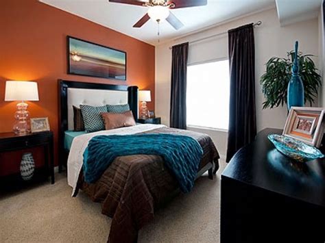 Warm things up with orange curtains or tropical shower curtain. I like this color scheme | Orange bedroom walls, Bedroom orange, Home decor