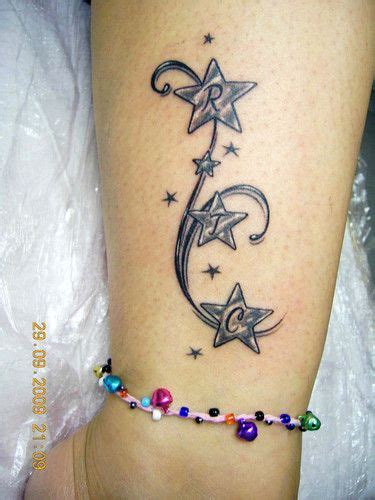 Estas son 15 ideas de tatuajes con iniciales que son perfectos para demostrar que tu amor es para siempre. Tatuajes de Estrellas con Iniciales (11) | TATUAJES ...