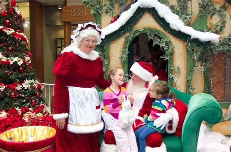 Santa Claus Is Coming To Ann Arbors Briarwood Mall Thursday