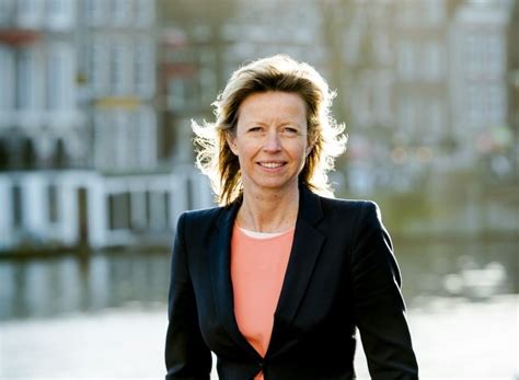 Kajsa ollongren is minister van binnenlandse zaken en koninkrijksrelaties. Amsterdam lonkt naar Londense bankiers: trek bonusbeleid gelijk met Duitsland en Frankrijk