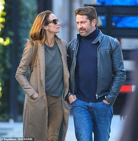 Gerard Butler And Girlfriend Morgan Brown Enjoy Cozy Stroll In Chilly New York City Daily Mail