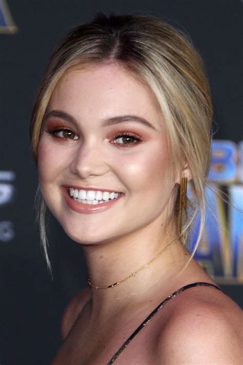 Olivia Holt S Hairstyles Hair Colors Steal Her Style Olivia Holt Hollywood Hair Hollywood