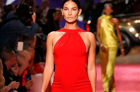 Lily Aldridge Walks The Runway While 5 Months Pregnant